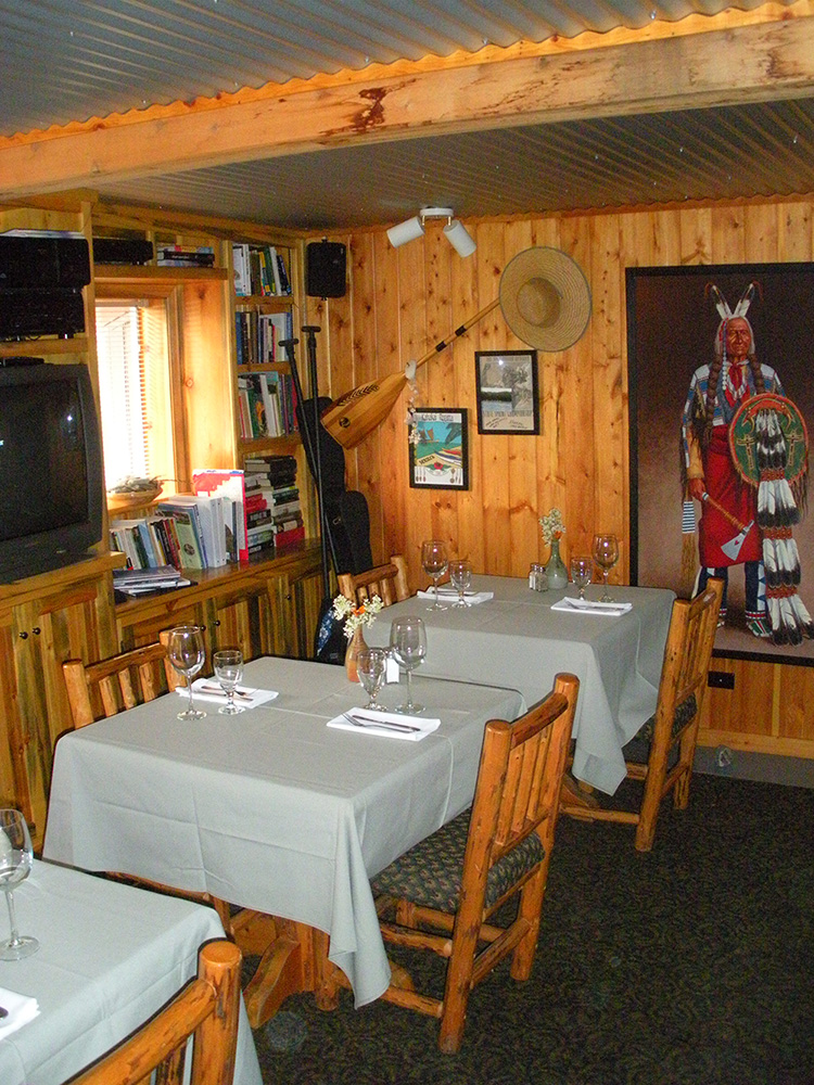 dining room at Laughing Horse Lodge